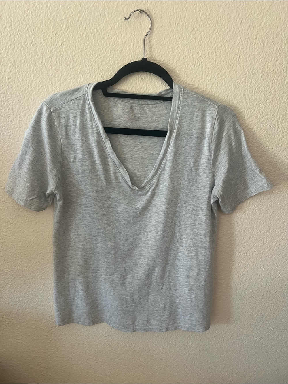 Banana Republic Women’s Light Gray V-Neck Short Sleeve Top